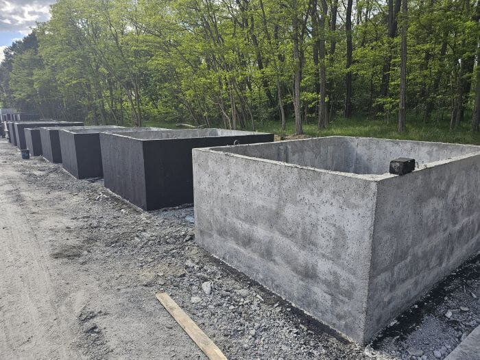 Plac produkcyjny z szambami betonowymi Grudziądz gotowymi do transportu